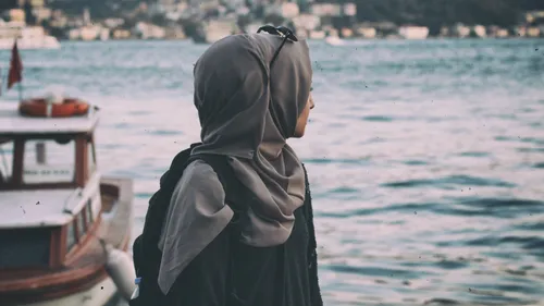 Une femme se fait arracher son voile à Poissy : la maire dénonce...