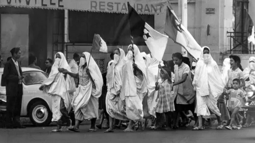 "Djazaïr, bi dami afdik" de Razika Mokrani : un documentaire sur le...