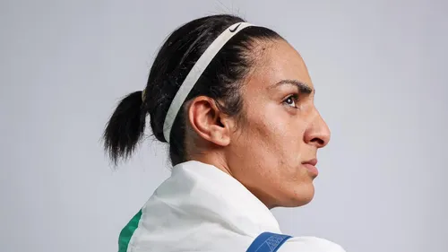 Boxe : la championne algérienne Imane Khelif prépare une action en...