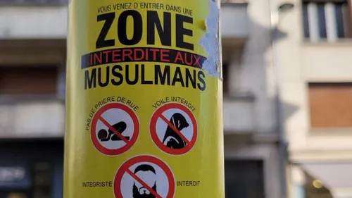 À Orléans, des autocollants islamophobes suscitent l’indignation !