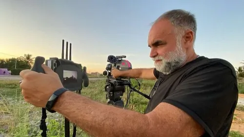 Karim Aïnouz, cinéaste brésilien d’origine algérienne, dévoile un...