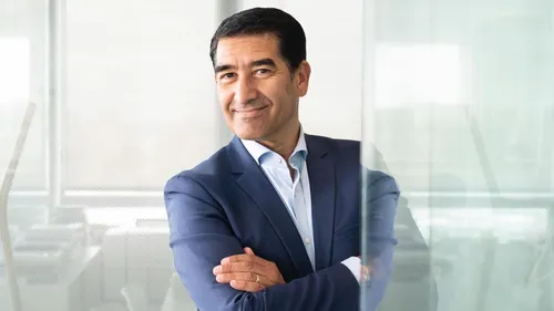 Karim Zéribi : des terrains de foot à l’arène politique, un...