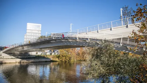 Le pont du Village olympique deviendra le pont Louafi Bouguera, en...