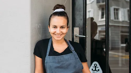 La cheffe marocaine, Zineb Hattab, reçoit le prix du Mérite...