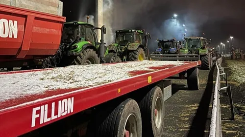 Les agriculteurs mobilisés hier soir et aujourd'hui encore, dans la...