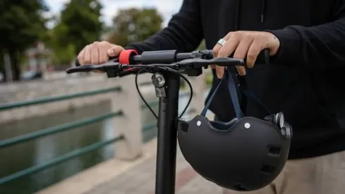 Le port du casque obligatoire pour les utilisateurs de trottinette...