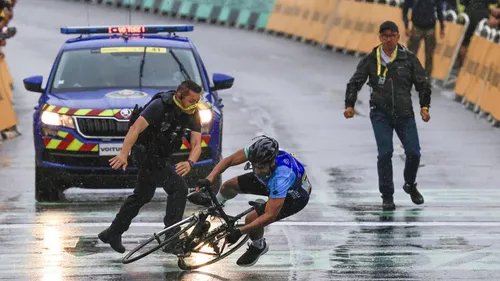 Un cycliste amateur intercepté par un policier sur la ligne...
