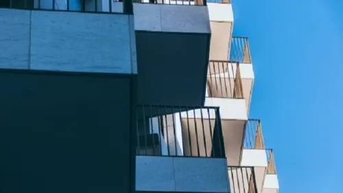 Enfermé sur un balcon par sa compagne, il meurt d'hypothermie