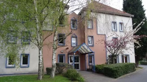 Le jeune homme accusé d'avoir tué sa petite amie, dans un hôtel de...