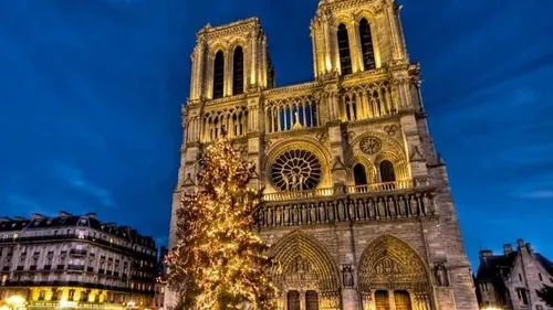 Notre Dame de Paris accueille aujourd'hui ses 1è messes de Noël...