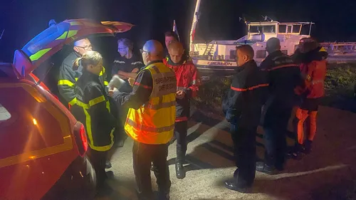 Les pompiers mobilisés à Béthune cette nuit, sur une péniche 