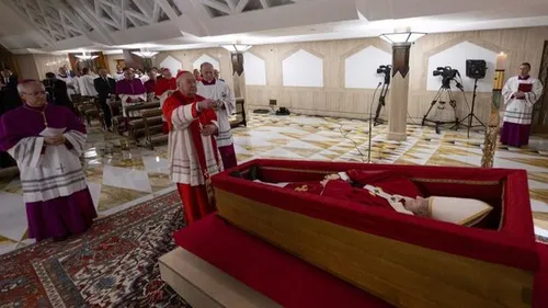 Le Vatican dévoile les premières images du pape dans son cercueil