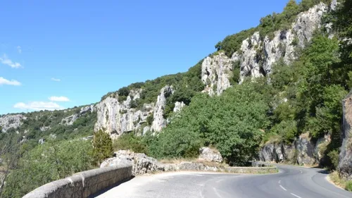 Il survit à une chute de 300 mètres, et à 5 jours passés dans un...