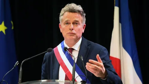 Fabien Roussel devient le maire de Saint Amand-Les-Eaux dans le Nord 