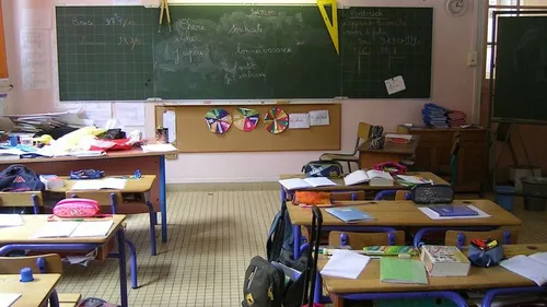 Les enseignants d'une école en grève, pour soutenir le directeur de...