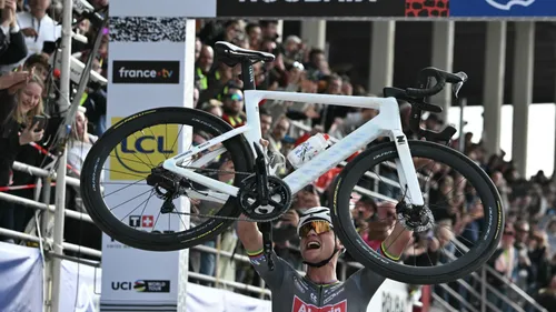 Mathieu Van der Poel vainqueur du Paris Roubaix hier, devant...