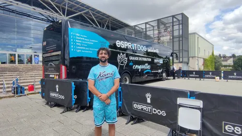 Plus de 1000 personnes à un rassemblement canin devant les Arènes...