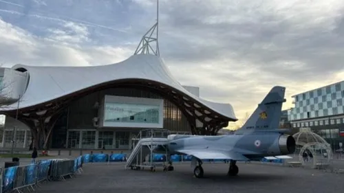 Un mirage 2000 devant le centre Pompidou à Metz