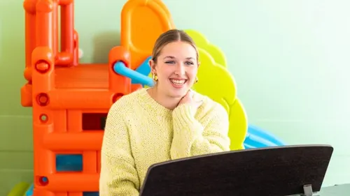 Mercy : la chanteuse Héléna rend visite aux enfants hospitalisés...