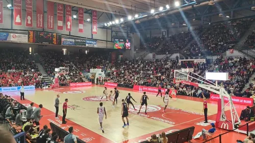 SLUC Nancy Basket – Nanterre : un lancé de peluche avant le match