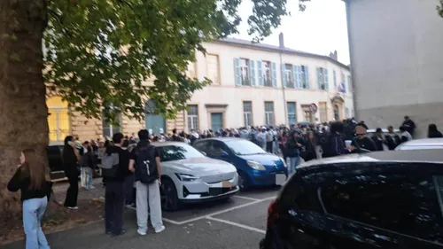 Mobilisation des lycéens : environs 200 élèves devant le Lycée...
