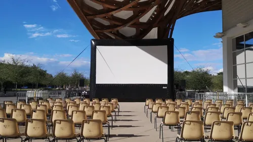 Idée de sortie : le film « Adieu les cons » en cinéma en plein air...