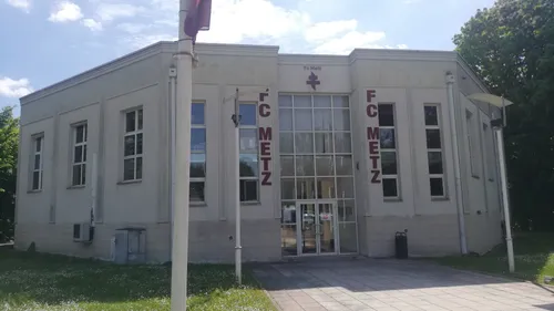 La façade du FC Metz habillée du nouveau logo ! 