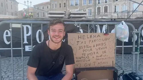 Un fan de la chanteuse Helena déjà devant la scène du D!RECT LIVE,...