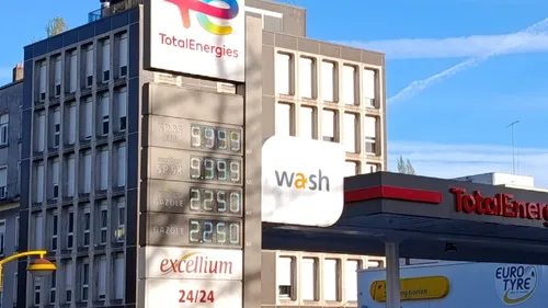 "Le Gouvernement y veillera": une baisse des prix du carburant...