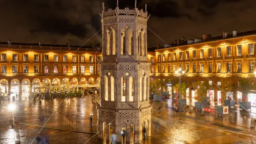 Une tour en carton de 25 mètres de haut a vu le jour place du Capitole