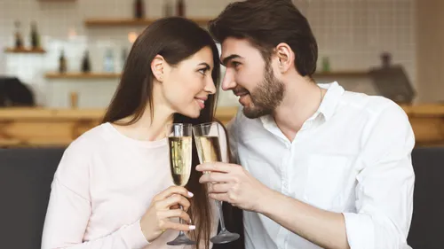 Une étude dévoile le temps qu'il faut aux hommes pour tomber amoureux