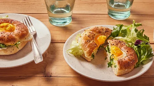 Bagel œuf, avocat et salade