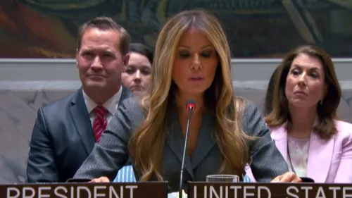 Melania Trump préside un Conseil de sécurité sur les enfants...