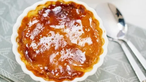 Crème brûlée aux asperges blanches et à la vanille