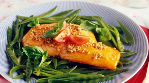 Pavé de saumon au miel, pois gourmands et sésame