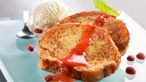 Pain perdu de brioche et coulis de fruits rouges