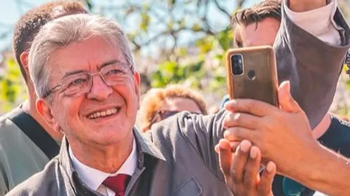 Présidentielle 2027 : Jean-Luc Mélenchon officialise sa candidature,