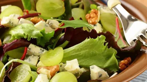 Salade d'automne aux raisins blancs et roquefort