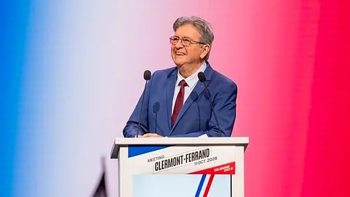 Vote à 16 ans, fin de Parcoursup : Mélenchon cible la jeunesse