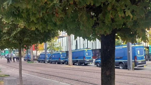 Élèves confinés, voitures brûlées, trams à l'arrêt : la...