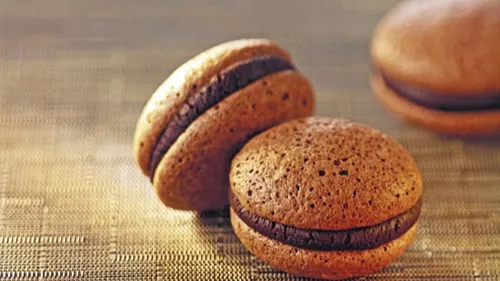 Macarons au chocolat et salade de fraises