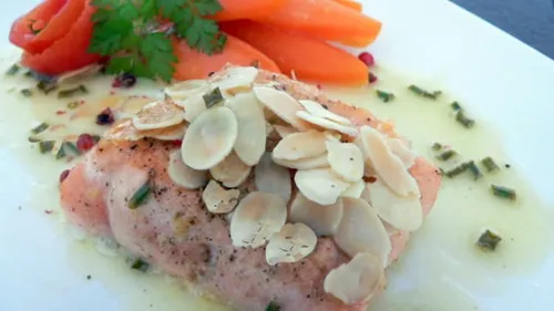 Saumon et ses écailles, carottes nouvelles