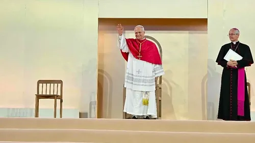 Le Pape Léon XIV poursuit sa visite en France après un accueil...
