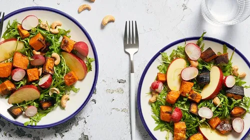 Salade d'hiver : patates douces, pommes et radis