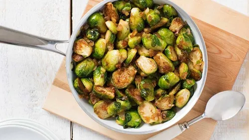 Poêlée de choux de Bruxelles au lard et échalotte