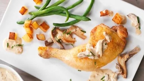 Cuisses de poulet en sauces et pommes de terre rissolées