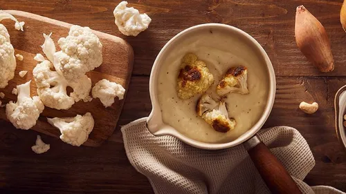 Velouté de chou-fleur grillé aux noix de cajou