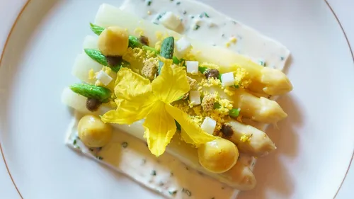 Asperges blanches et œufs mimosa aux deux mayonnaises d’Alsace