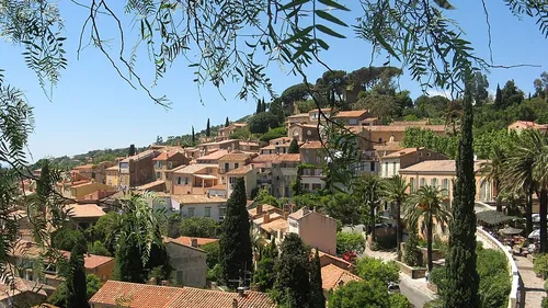 Bormes-les-Mimosas sacré « Village préféré des Français » 2026