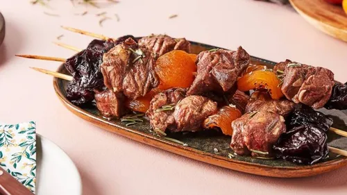 Brochettes d'agneau, abricots et pruneaux